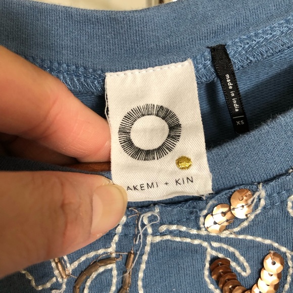 ANTHROPOLOGIE (Akemi & Kin) Short Sleeved Top with embroidery and sequin - Picture 4 of 7